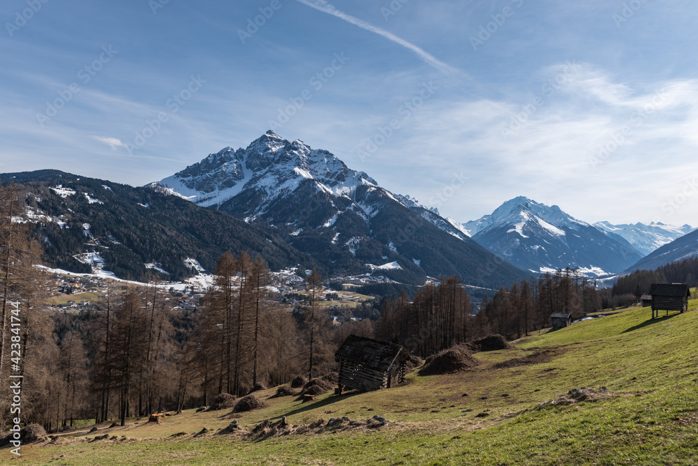 Blick von den Telfeser Wiesen ins Stubaital