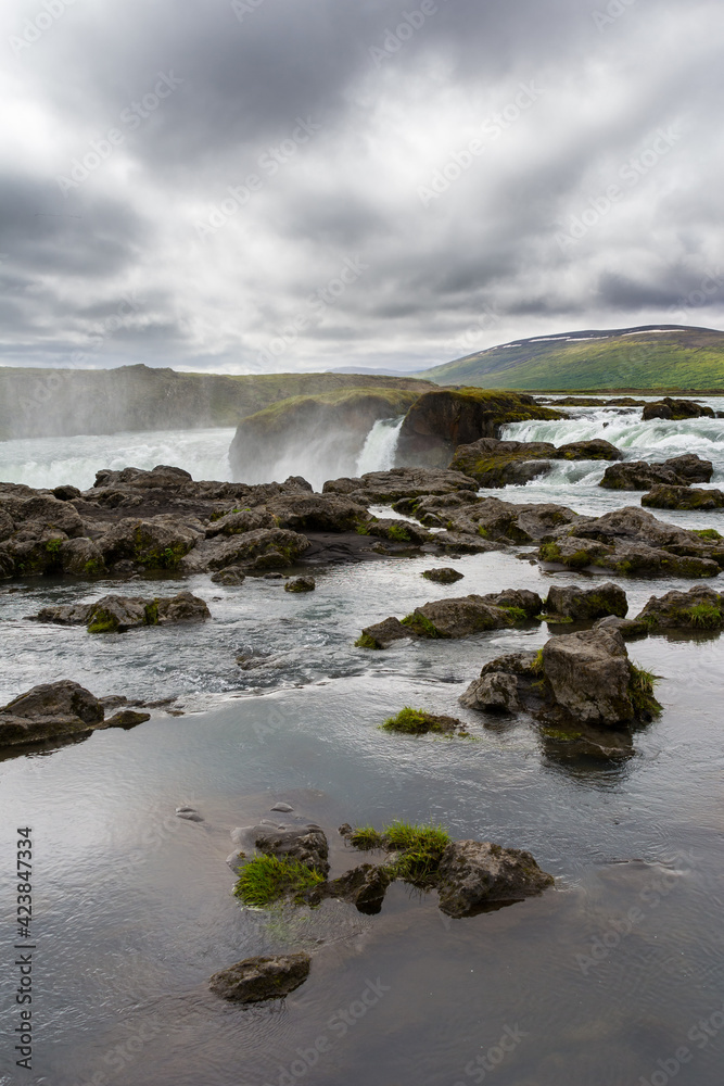 Obraz premium Detail of the majestic Godafoss waterfall near the city of Akureyri during summer season