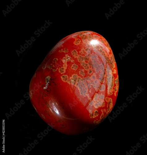 Φωτογραφία Polished red jasper mineral stone from Brazil isolated on black background