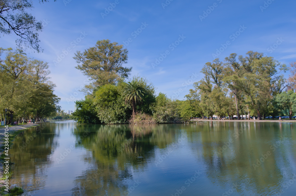 Vista del Lago de Plaermo en el fondo los arboles