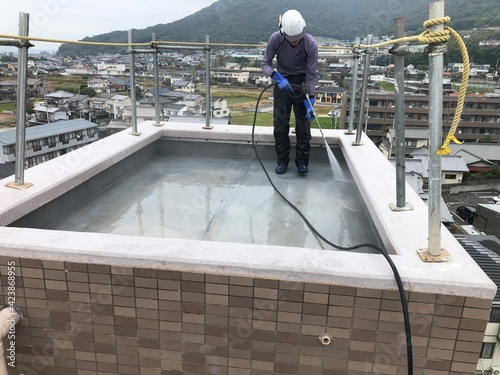Naklejka 屋上防水高圧洗浄状況 workers at work