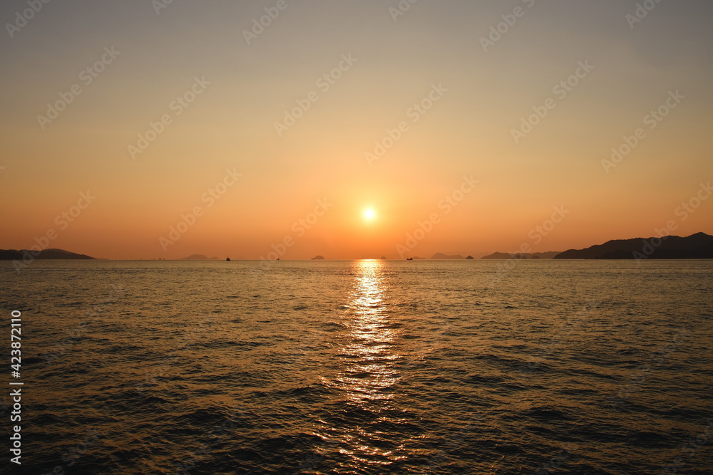 Obraz premium 瀬戸内海に沈む夕日