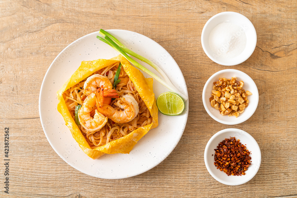 Thai stir fried noodles with shrimps and egg wrap (Pad Thai) Thai stir fried noodles with shrimps and egg wrap (Pad Thai)