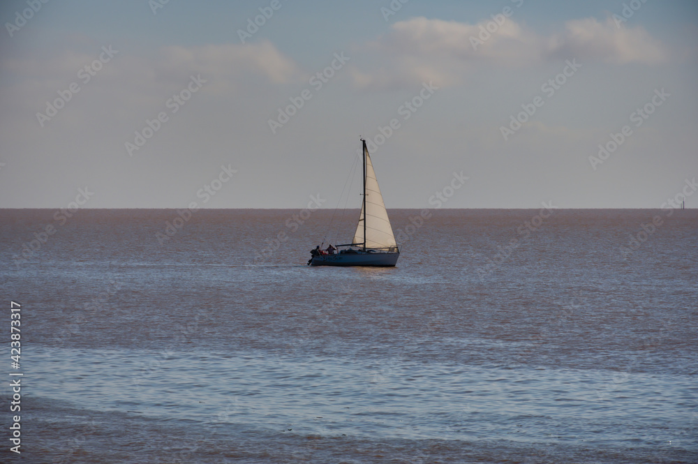 Obraz premium Veleros sobre el rio de la plata