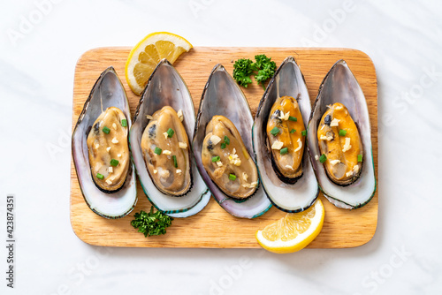 mussels with lemon and garlic
