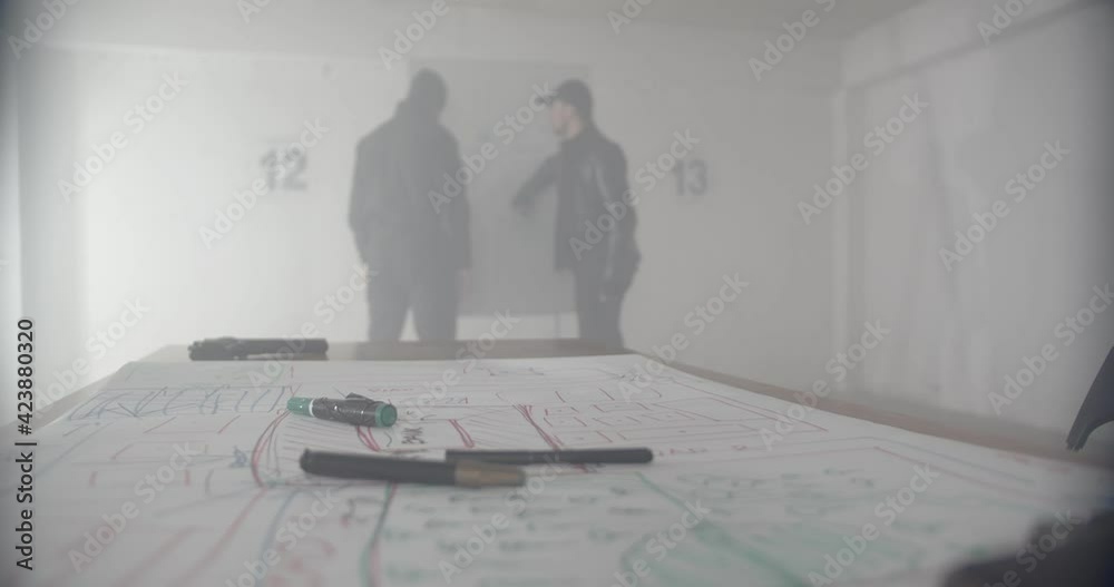 Thieves planning a robbery