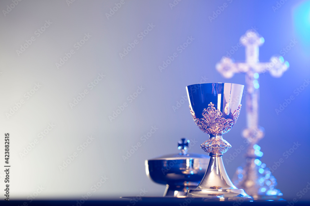 Religion theme – Easter. Catholic symbols composition. The Cross, monstrance  and golden chalice on blue background.  - obrazy, fototapety, plakaty 