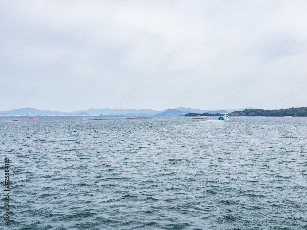 Obraz premium 海の海岸線と曇り空