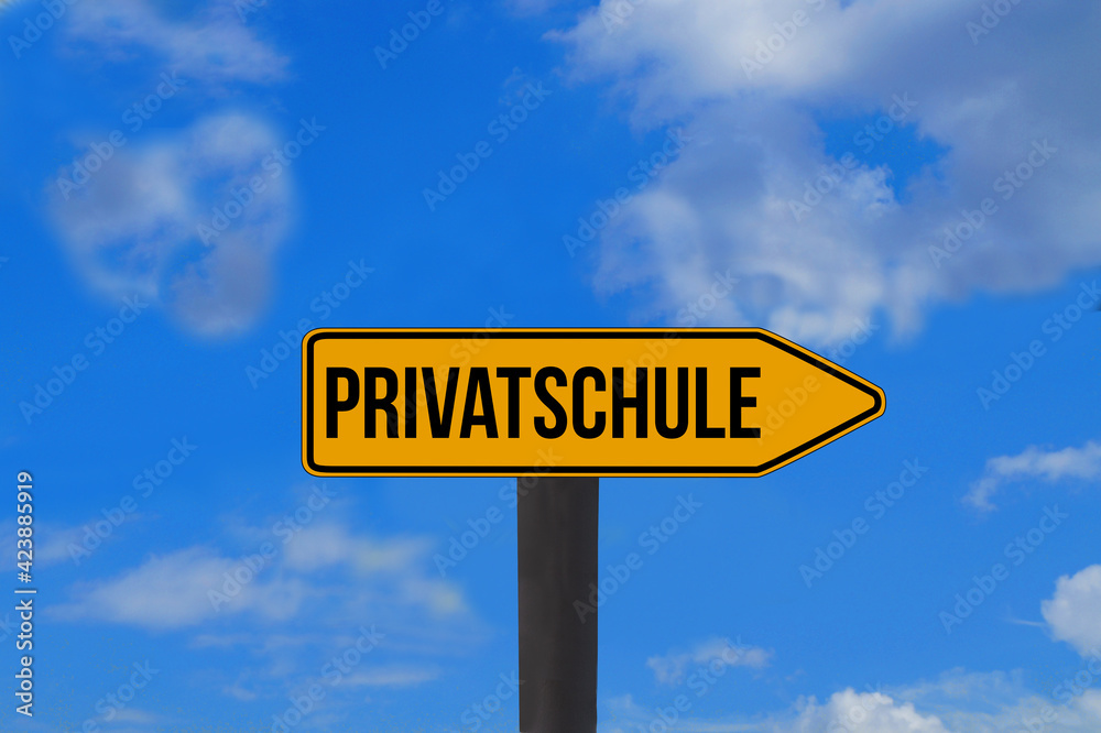 Ein Hinweis zeigt in Richtung einer Privatschule Ein Hinweis zeigt in Richtung einer Privatschule