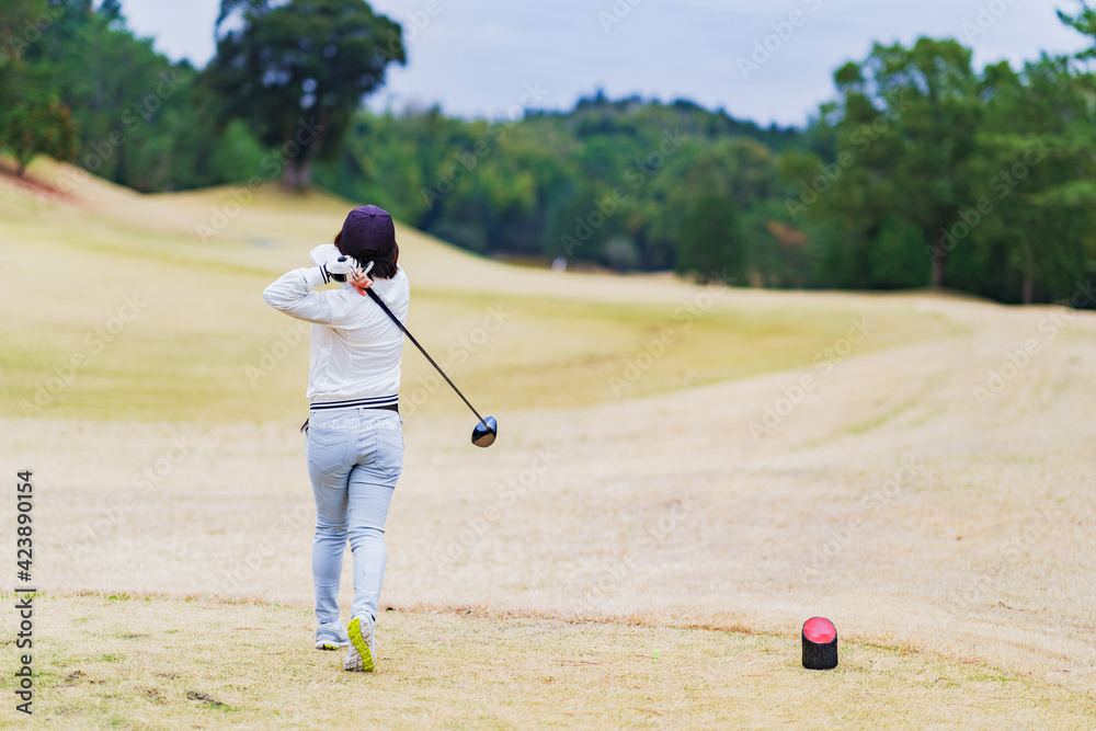 Obraz premium Japanese senior woman play golf