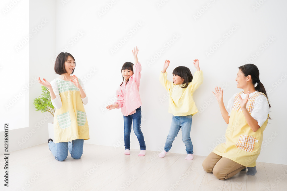 こども園で遊ぶ子どもたち こども園で遊ぶ子どもたち