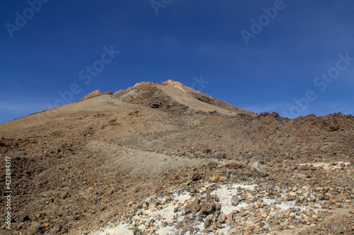 Pico del volcán Teide, un volcán en Tenerife en las Islas Canarias, España. Ladera rocosa del cráter vista desde abajo.