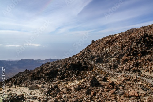 El volcán Teide. Ruta de senderismo para ascender y llegar a la cima del volcán Teide. Camino rocoso y escarpado que ofrece unas magníficas vistas de la isla. Tenerife, España.