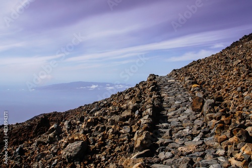 El Volcán Teide. Ruta de senderismo para ascender y llegar a la cima del volcán Teide, el cráter del Teide. Las islas de "La Gomera" y "El Hierro" al fondo. © AngelLuis