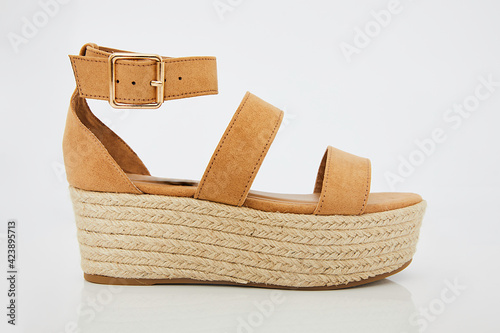 Beige sandal shoe with platform
