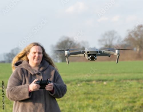 Drohne wird auf einer grünen Wiese von einer Pilotin geflogen © ShDrohnenFly
