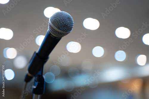 Close-up microphones in concert halls or conference rooms