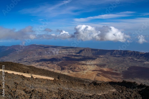 Antiguo cráter en la isla de Tenerife, "La Caldera del Teide". Desde lo alto del volcán Teide es posible observar el campo de lava y el resto del paisaje geológico en todo su esplendor.
