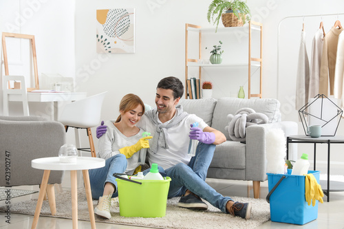 Young couple with cleaning ...