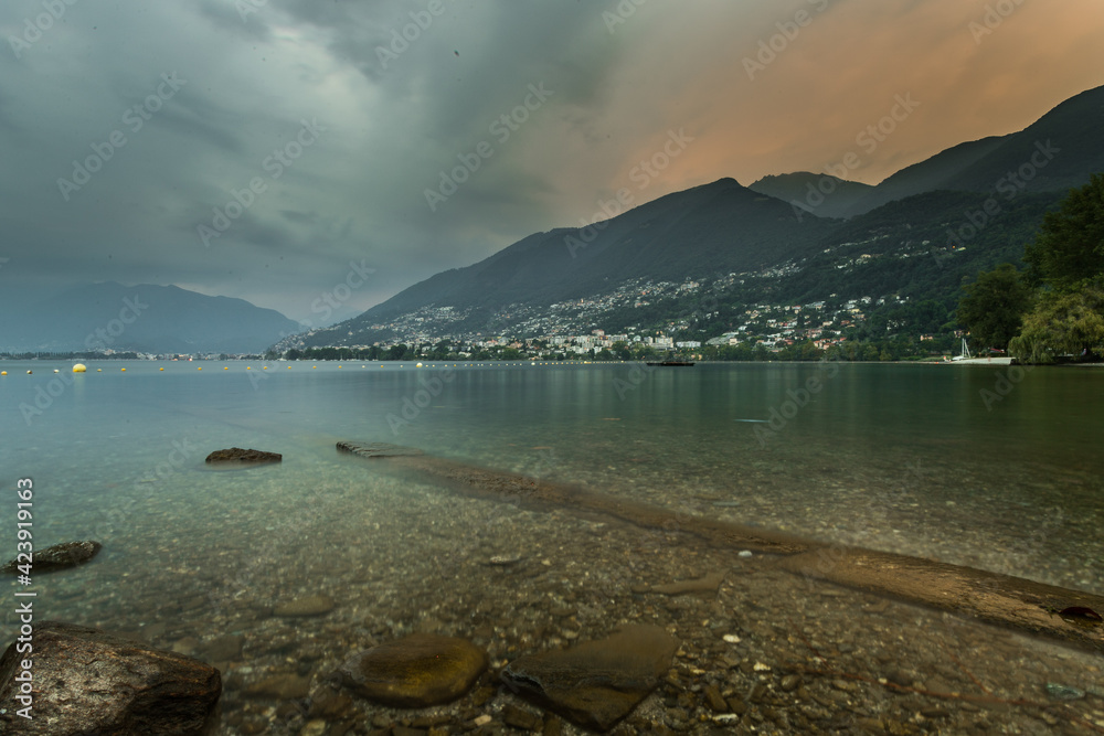 Fotografie lake in mountains evening sun