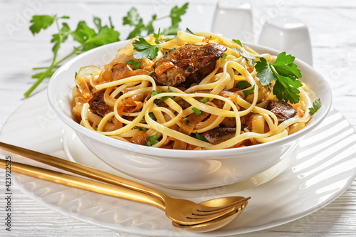 Photos pasta linguine with fried chicken liver, top view