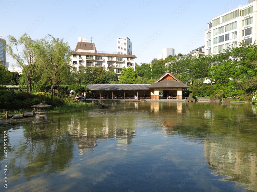 東京都港区の檜町公園（下の池と休憩所）