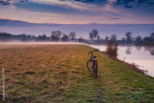 rower nad brzegiem rzeki