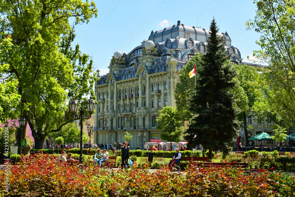 Obraz premium beautiful house in Odessa. beautiful old city center facade building architecture on Deribasovskaya street. concept of summer vacation at sea, travel, tourism. Odessa, Ukraine, 2017