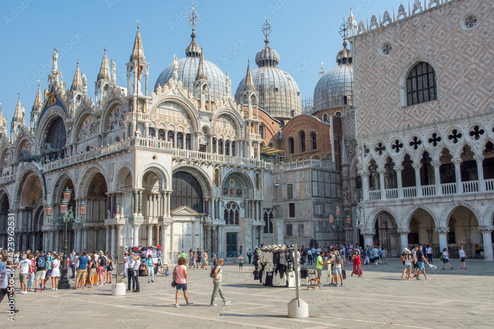 Obraz premium discovery of the city of Venice and its small canals and romantic alleys