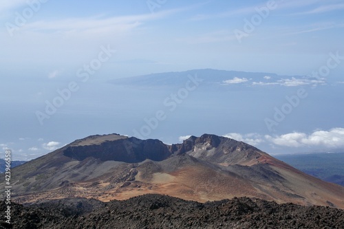 "El pico viejo" en la isla de Tenerife, y las islas "La Gomera" y "El Hierro" en el Océano Atlántico. Desde lo alto del volcán Teide es posible observar el paisaje geológico. España.