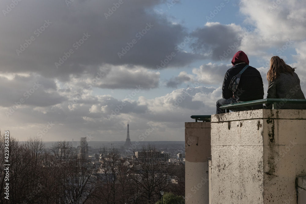 Fototapeta premium People watching Paris from above