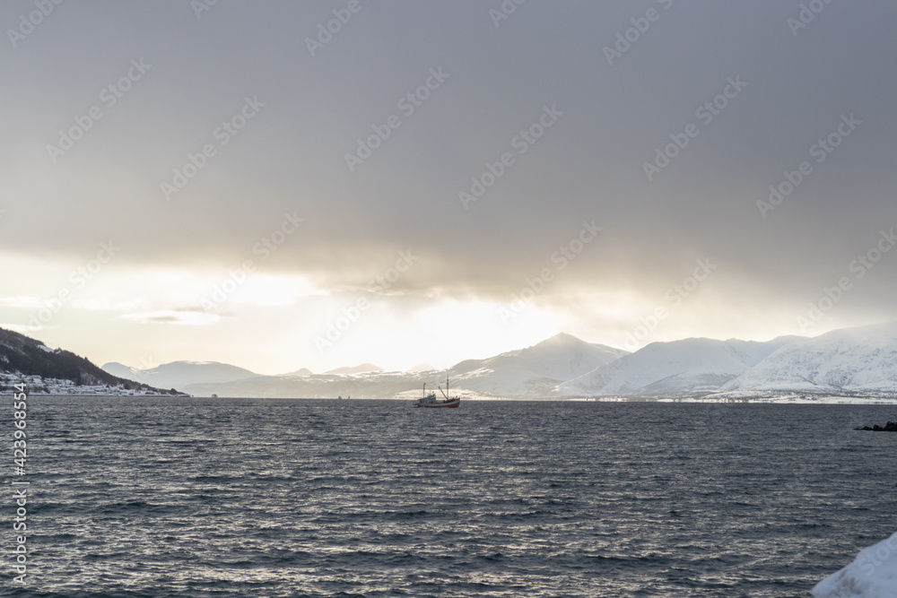 Batêau dans les fjord de norvège Batêau dans les fjord de norvège