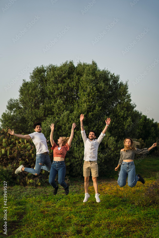 Obraz premium Grupo de amigos disfrutando de zona verde en primavera tomando selfies