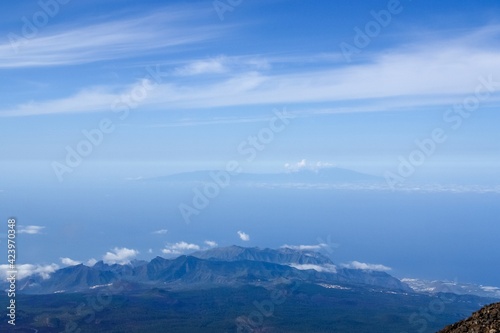 Isla de La Palma en las Islas Canarias  Espa  a. Vista desde lo alto del volc  n Teide desde donde es posible observar las diferentes islas que componen Canarias.