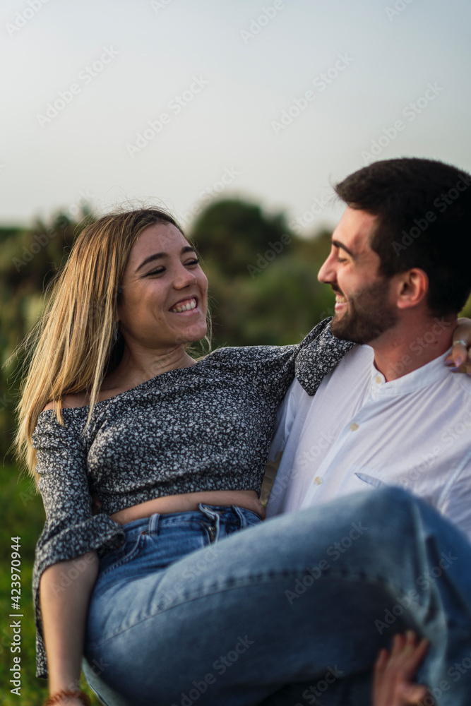 Pareja guapa disfrutando de zona verde en primavera Pareja guapa disfrutando de zona verde en primavera