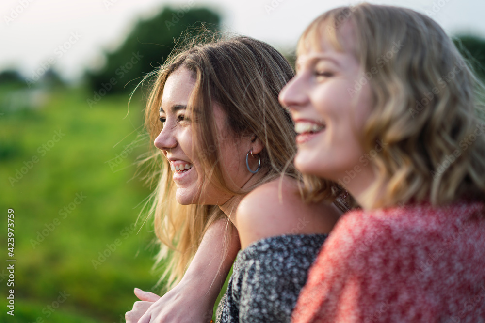 Fototapeta premium Pareja de chicas disfrutando de zona verde en primavera