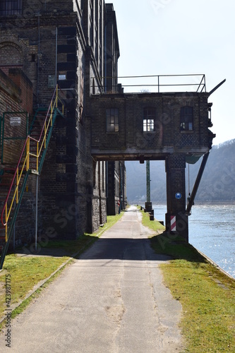 ehemaliger Rheinhafen an einer verlassenen Fabrik