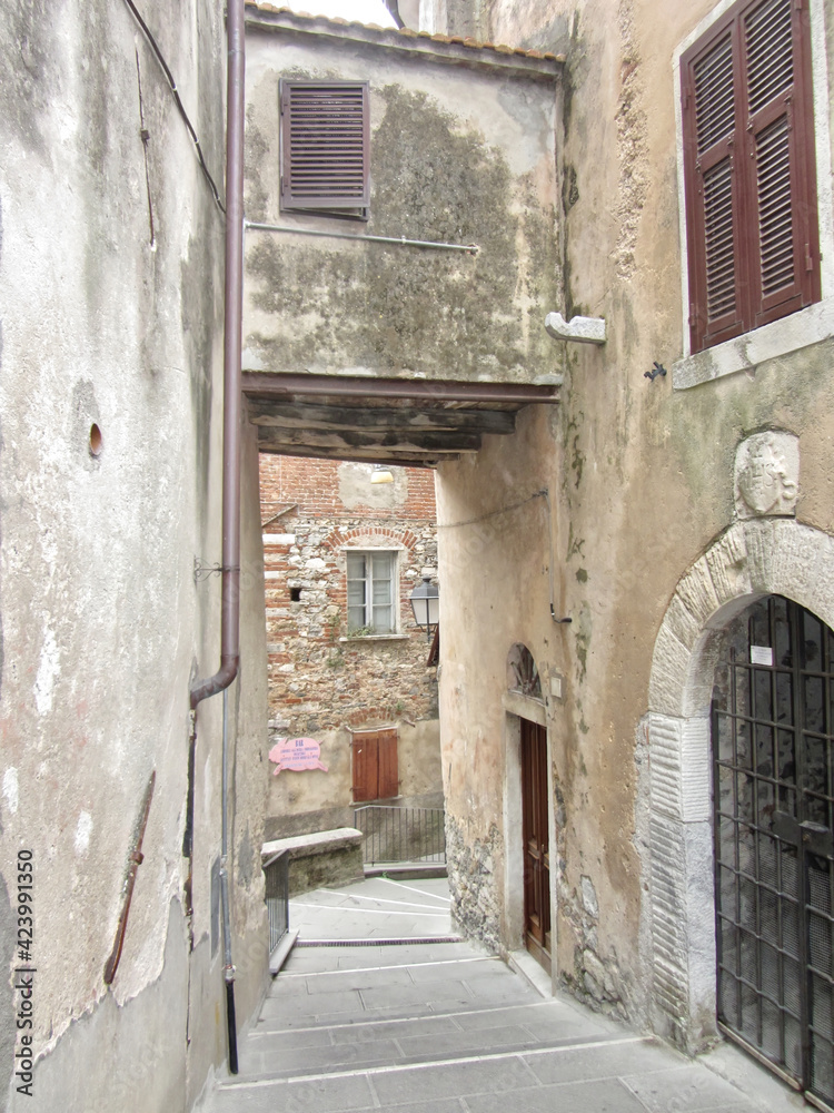 narrow path in Italian village