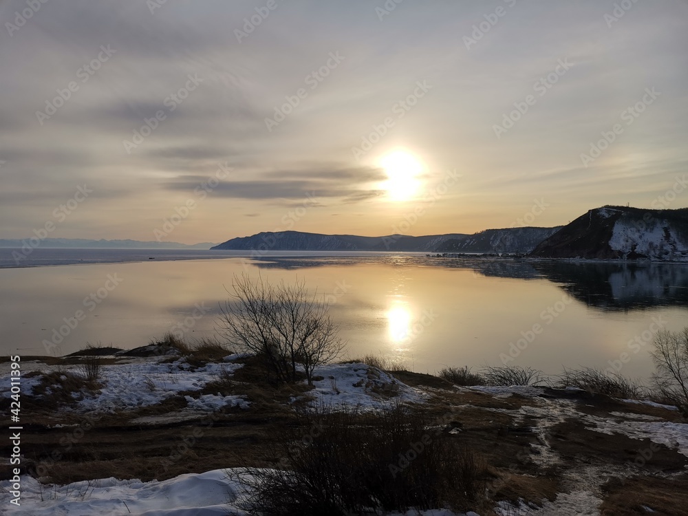 Obraz premium sunset over the lake