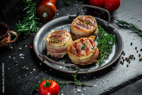 Quadro su tela Medallions steaks from the beef tenderloin covered bacon on metal tray on Dark background