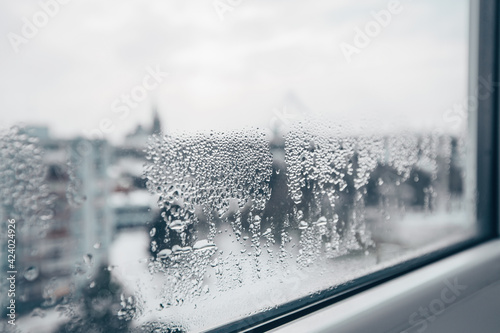 Fotografi Heavily dewy or misty window, incorrectly adjusted window during the frosty seas