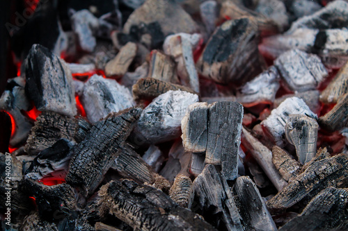 Fotografi A smoldering pile of coal in the ashes