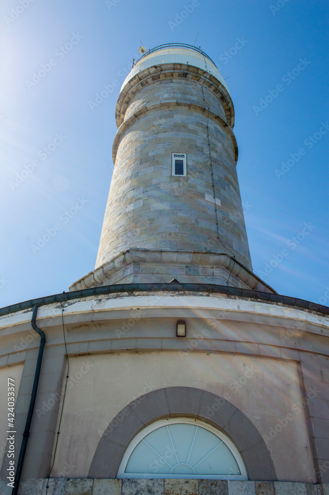 Vista de ángulo bajo o plano del faro de Cabo Mayor en Santander.