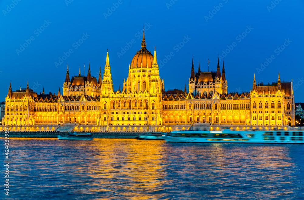 Obraz premium Parliament in Budapest at night, Hungary
