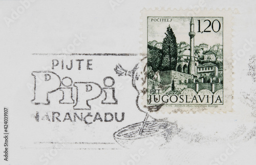 briefmarke stamp vintage retro alt old gestempelt used frankiert cancel Jugoslavija jugoslawien Počitelj bosnien schloss castle green grün slogan pipi narancada orangensaft mädchen girl orange drink photo