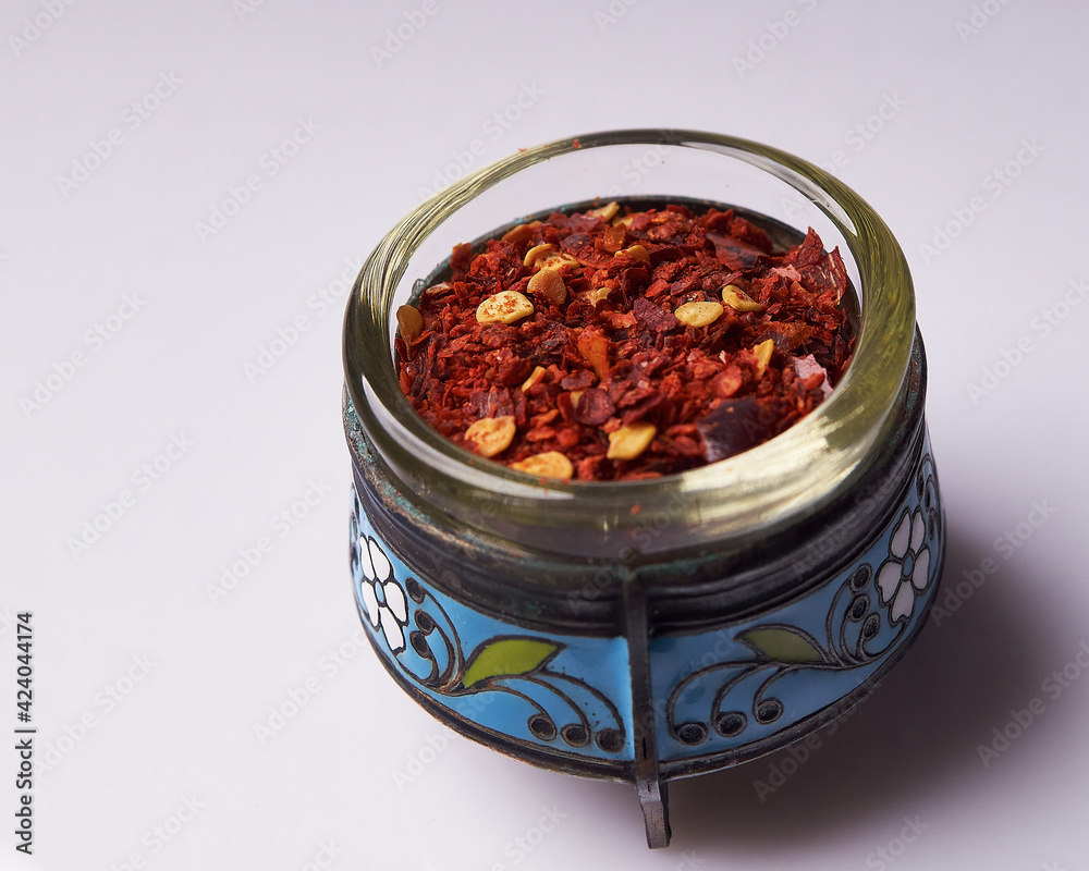 Rotes Chili in der kleinen blauen dose