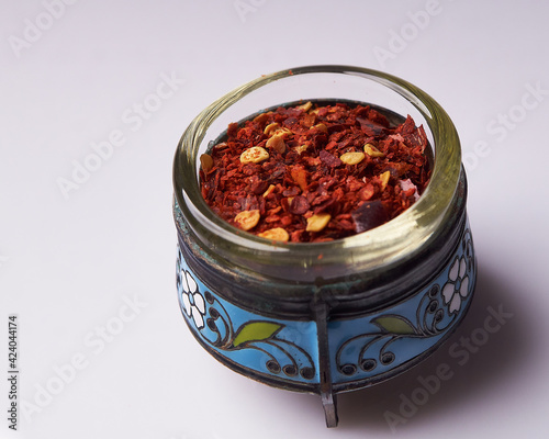 Obraz na płótnie Rotes Chili in der kleinen blauen dose w salonie