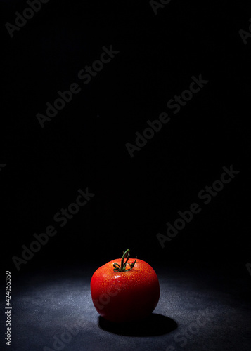 czerwony pomidor krople wody 