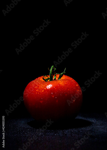 czerwony pomidor krople wody  © kcz