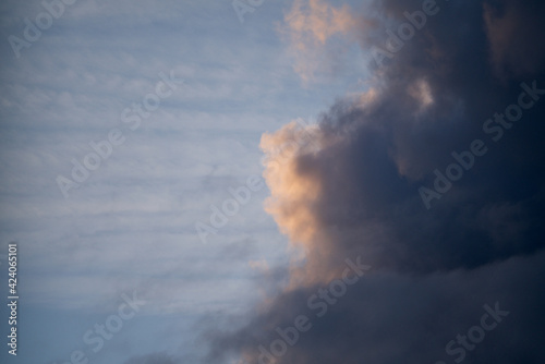 Nebulöses Wolken Bild am Abend mit Sonnenschein und Dunst 